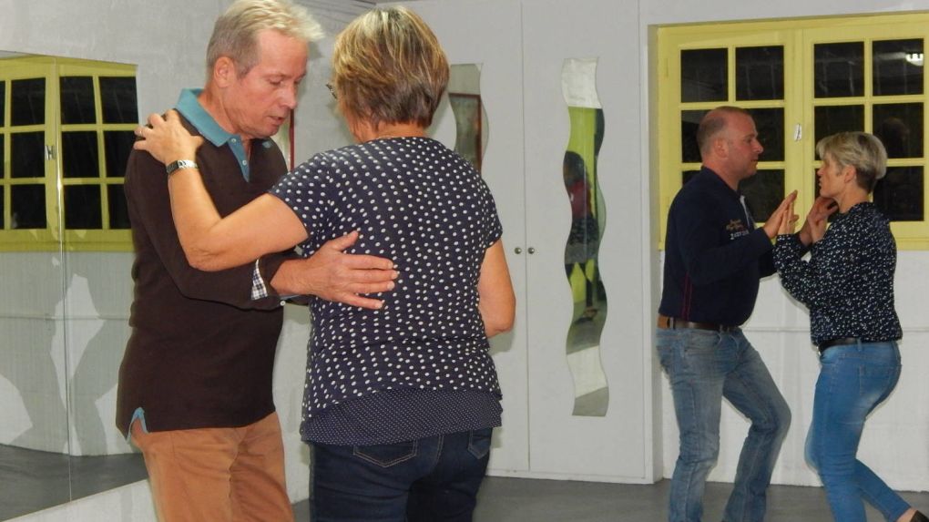 Cours de danse avec des couples